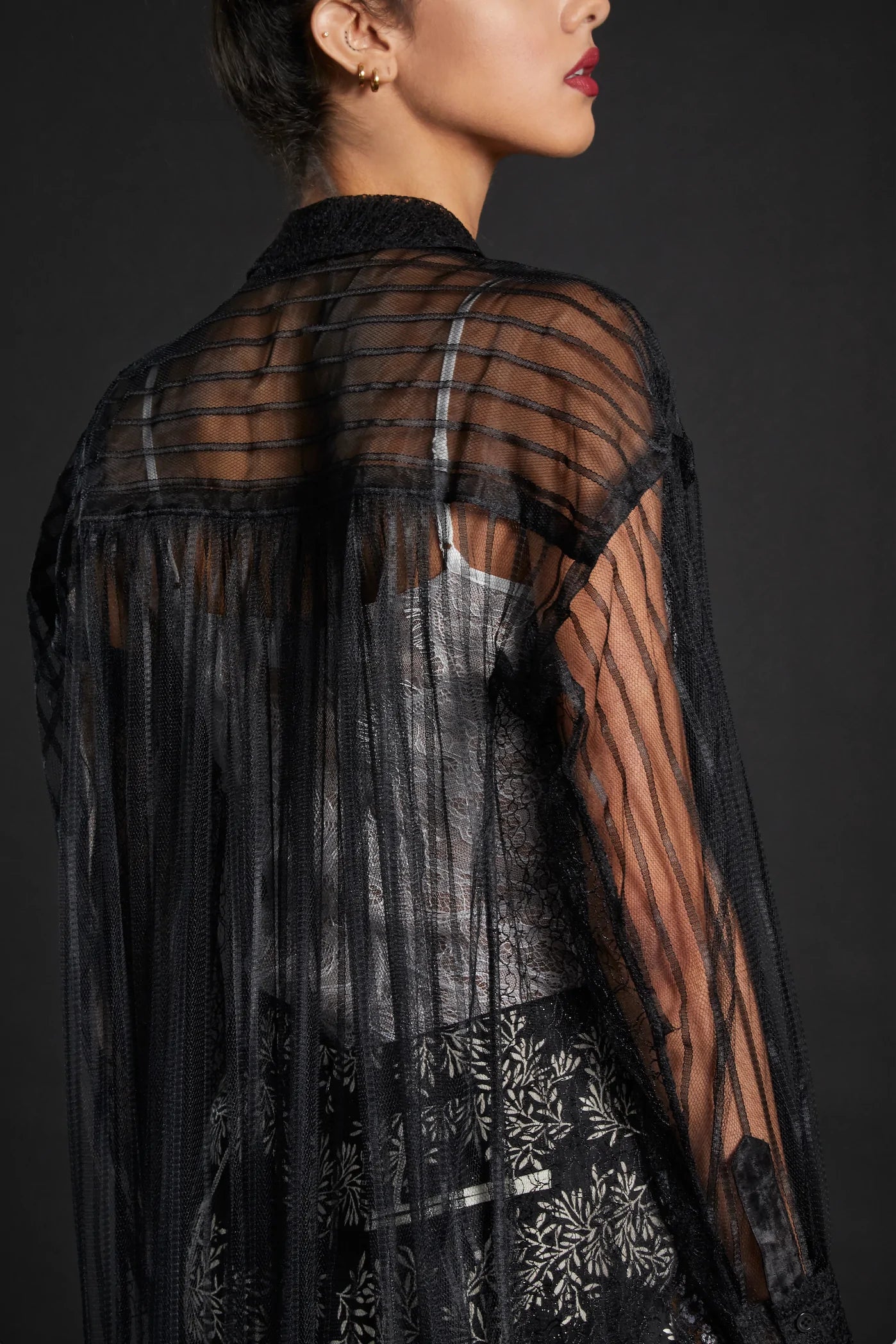 Blusa extragrande de rayas transparentes de In Earnest Byron Lars