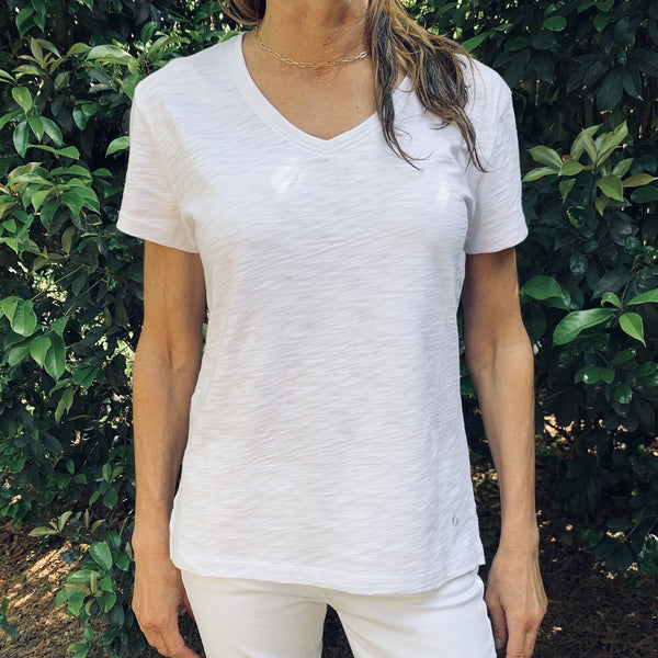 Top con cuello en V y jeans de manga corta de Erin Grey