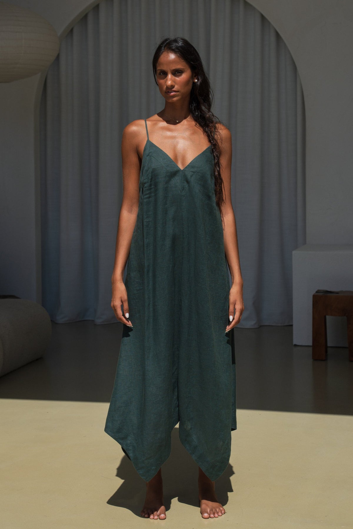 inez midi dress INEZ SLEEVELESS V-NECK RUCHED MIDI DRESS